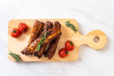 Biberiye ve domatesli ızgara pirzola.