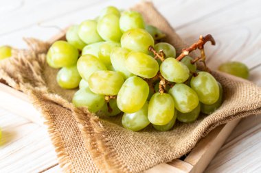 ahşap arka plan üzerinde taze yeşil üzüm