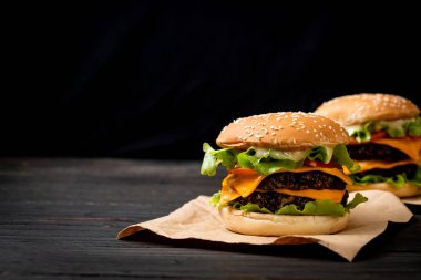 Ev yapımı ve taze lezzetli burger peynirli