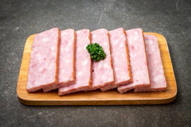 dilimlenmiş taze çiğ pastırma Barbekü