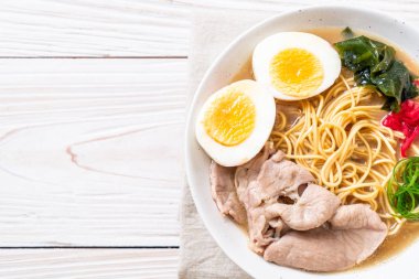 domuz eti ve yumurta - Japon tarzı ile TONKOTSU ramen erişte