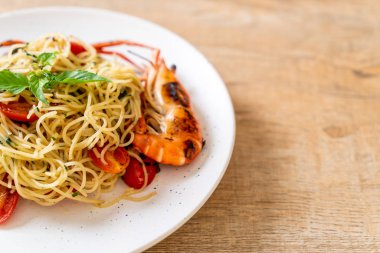 ızgara karides ve domates - İtalyan Füzyon gıda tarzı ile tavada kızartılmış spagetti