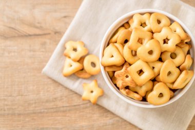 Kahveli bisküvi krakeri.