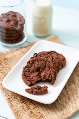 ahşap zemin üzerine çikolata parçaları ile çikolata kurabiye