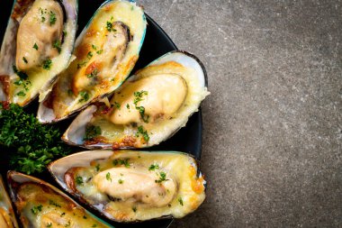 Peynirli taze midye.