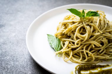 Homamade spagetti pesto sos, zeytin yağı ve fesleğen yaprakları ile.