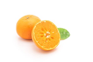 Beyaz arkaplanda taze portakal meyveleri izole edilmiş