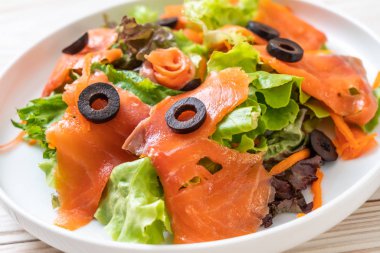 Füme somon salata - sağlıklı gıda tarzı