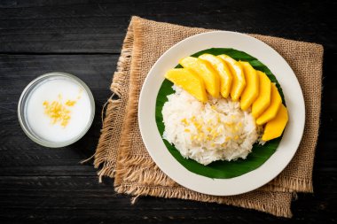 Yapışkan pirinçli mango - Tayland 'ın popüler geleneksel tatlısı