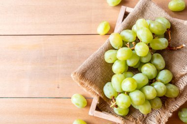 ahşap arka plan üzerinde taze yeşil üzüm