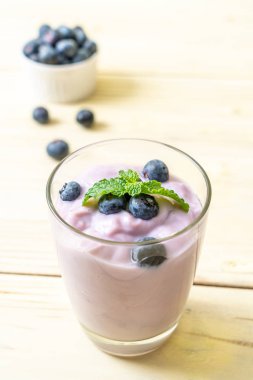 Taze yaban mersinli ev yapımı yoğurt