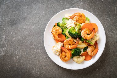 karides - sağlıklı gıda tarzı ile tavada kızartılmış karışık sebze