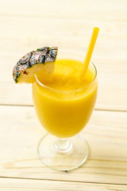 Tahta masada taze ananas suyu bardağı - Sağlıklı içecek