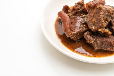 Beyaz arka plan üzerinde izole ot ile domuz eti güveç