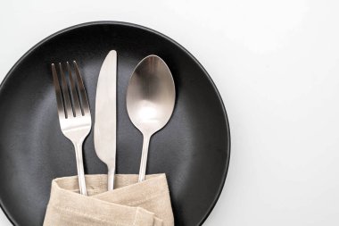 boş tabak kaşık çatal ve bıçak beyaz arka plan üzerinde izole