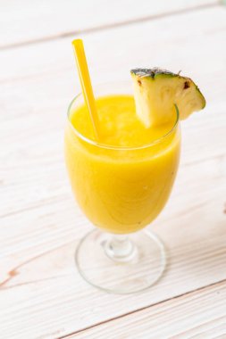 Tahta masada taze ananas suyu bardağı - Sağlıklı içecek