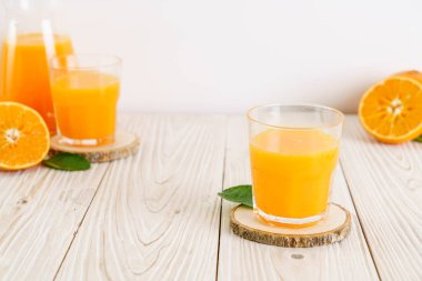Ahşap arka plan - sağlıklı içecek üzerinde taze portakal suyu