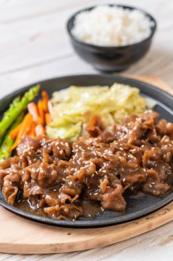 sıcak plaka - Asya tarzı domuz biftek dilimlenmiş