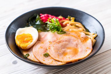 Baharatlı miso udon ramen noodle ile domuz eti - Japon gıda tarzı