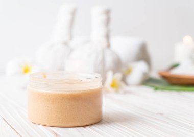 Ahşap zemin üzerine kurulmuş kaplıca tedavileri - Güzellik konsepti