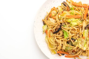 sebze izole üzerinde beyaz arka plan ile tavada kızartılmış yakisoba şehriye