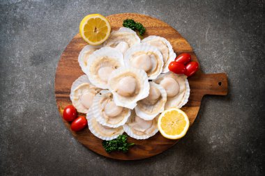 Ahşap tahta üzerinde taze kabuk tarak