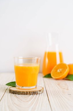 Ahşap arka plan - sağlıklı içecek üzerinde taze portakal suyu