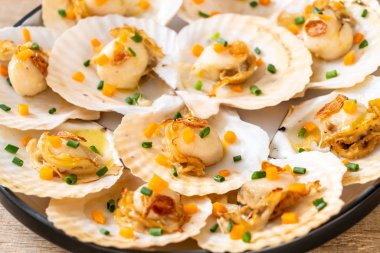 Kızarmış deniz tarağı, tereyağı ve sarımsak.