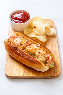 Ev yapımı ıstakoz rulo patates cipsi ile ahşap tahta üzerinde