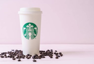 Bangkok, Tayland - 5 Haziran 2018: Beyaz kahve fincanı Starbucks logosu üzerinde tahta arka plan ile. Starbucks dünyanın en büyük kahve evi 61 ülke içinde 20.000'den fazla mağaza ile mi.