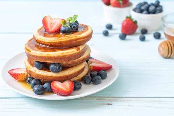 舒芙蕾煎饼 新鲜的蓝莓 新鲜的草莓和蜂蜜 — 图库照片