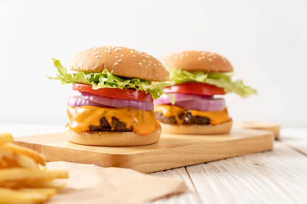 Hambúrguer Carne Fresca Saborosa Com Queijo Batatas Fritas Fundo Madeira — Fotografia de Stock