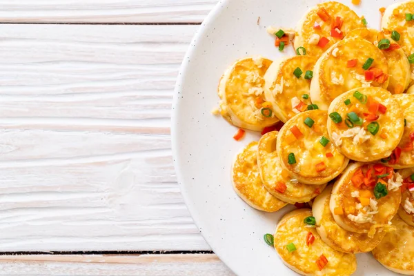 Sahanda yumurta yumuşak tofu sarımsak - sağlıklı, vegan ve sebze gıda tarzı