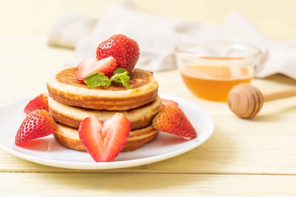 Souffleurpfannkuchen Mit Frischen Erdbeeren — Stockfoto