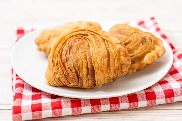 tavuk köri puf böreği ahşap arka plan üzerinde