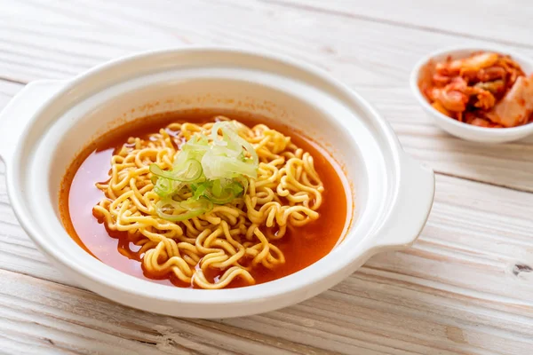 Mie Instan Pedas Korea Dengan Kimchi Gaya Makanan Korea — Stok Foto