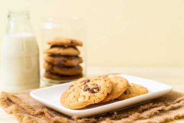 ahşap zemin üzerine çikolata parçaları ile tanımlama