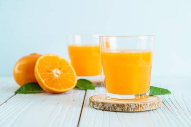 Ahşap arka plan - sağlıklı içecek üzerinde taze portakal suyu