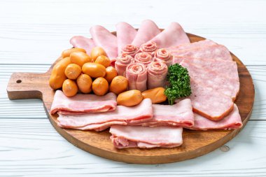 pastırma, sosis, jambon füme ve barbekü pastırma ahşap tahta üzerinde