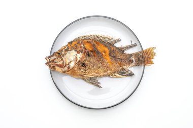 derin kızarmış balık beyaz arka plan üzerinde izole spicy seafood sos ile