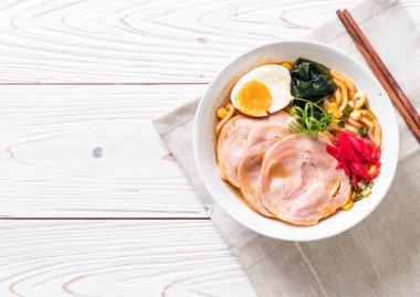 Baharatlı miso udon ramen noodle ile domuz eti - Japon gıda tarzı