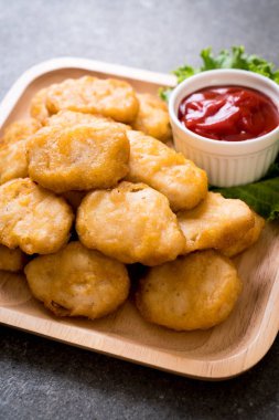 Soslu tavuk nugget, sağlıksız yemek.