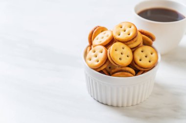 Hindistan cevizli bisküvi ve ananas reçeli.