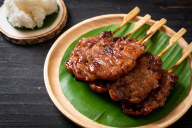Beyaz pilavlı ızgara süt domuzu. Tayland sokak yemeği tarzı.