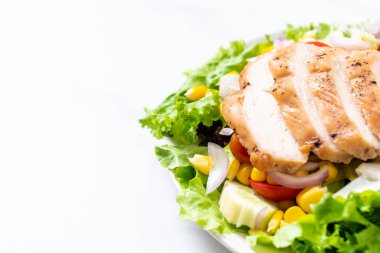 Tavuk göğsü - sağlıklı gıda tarzı ile sağlıklı salata kasesi