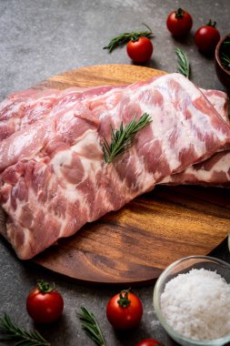 Taze Çiğ domuz kaburga malzemelerle