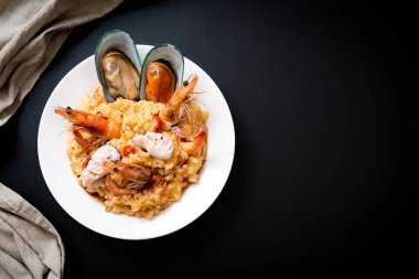 risotto (karides, midye, ahtapot, istiridye) deniz ürünleri ve domates - İtalyan gıda tarzı