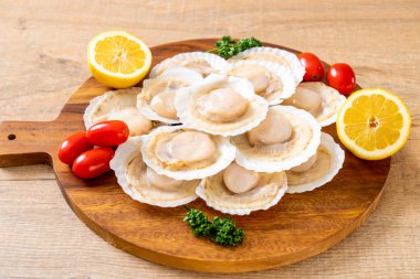 Ahşap tahta üzerinde taze kabuk tarak