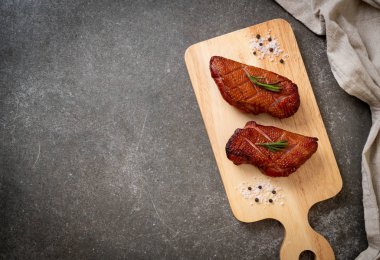 Kızarmış ördek göğsü ahşap tahta üzerinde