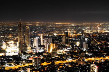 Güzel şehir mimarisi ve Bangkok cityscape Tayland gece bina